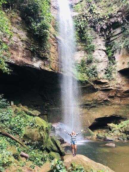 Cachoeira da Roncadeira - tem um queda de 70 metros de altura, o local é como se fosse um buraco, cercado de natureza, um paredão e, um poço muito bonito
