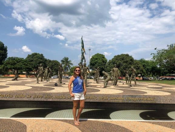 Monumento aos dezoito do Forte -Dezenove esculturas de bronze homenageiam os dezessete militares e o civil que se rebelaram em 1922, em Copacabana 