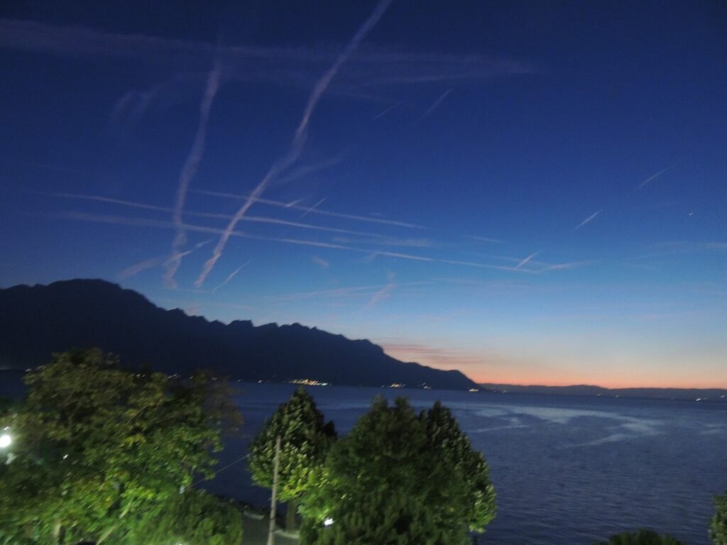 Montreux e o céu azul marcado pelo aviões