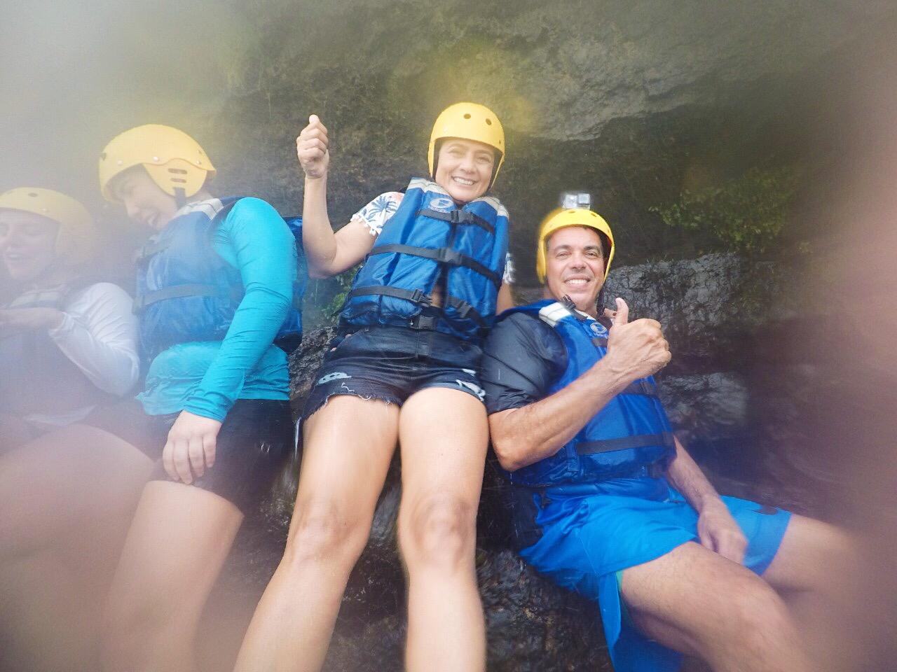 O rafting nos levou até embaixo da Cachoeira da Velha
