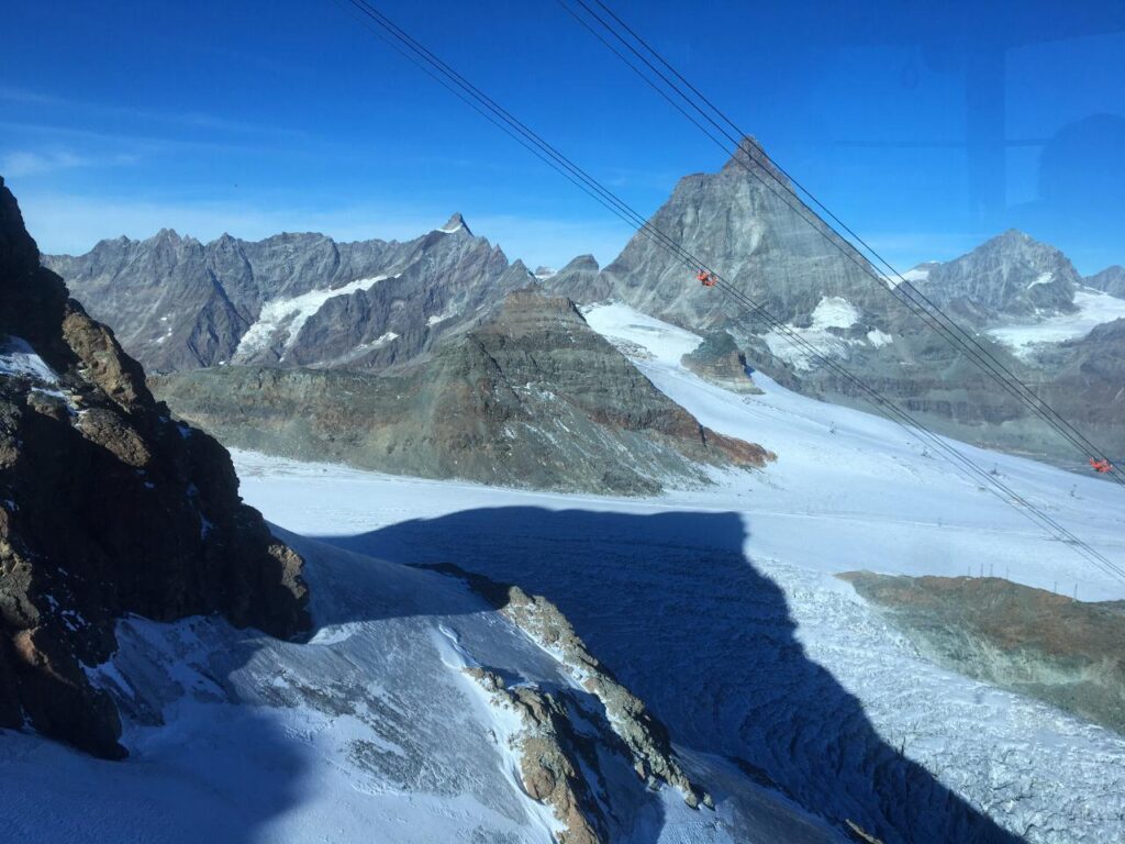 Vista dos teleféricos Glacier Matterhorn Paradise