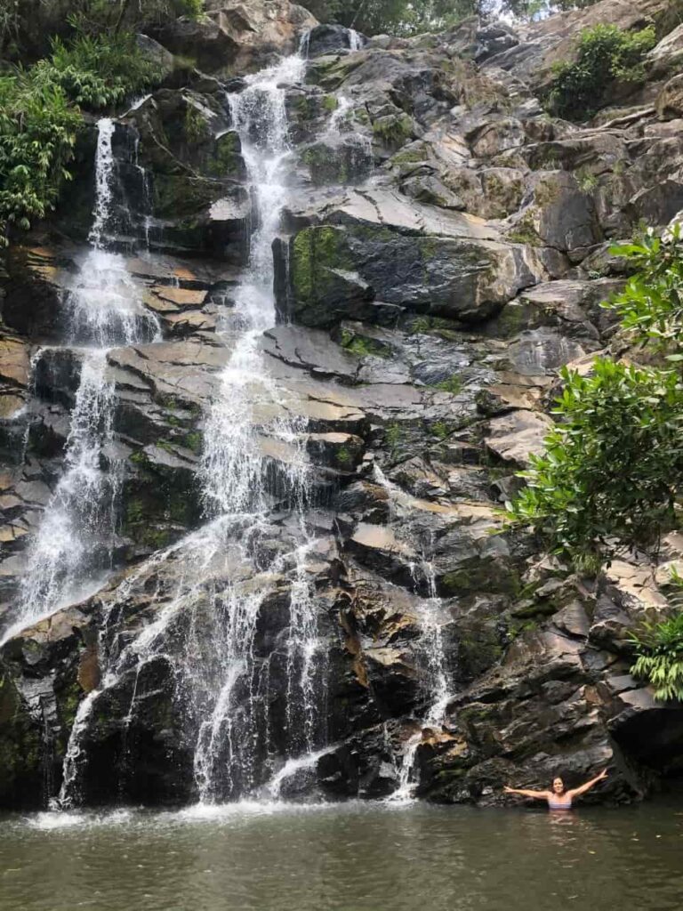 A Cachoeira da Chinela é uma atração da Serra da Canastra. A Serra da Canastra é uma rica região em ecoturismo e está localizada em Minas Gerais no Parque Nacional da Serra da Canastra