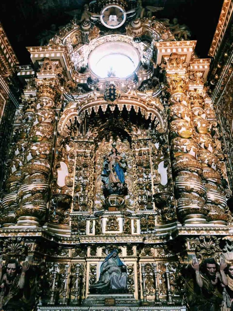 Igreja e Convento São Francisco no Pelourinho em Salvador - A beleza do interior da Igreja com seus altares e muito ouro