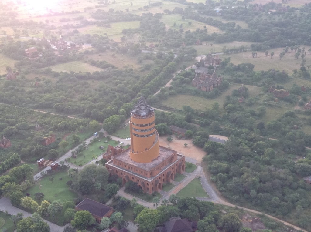 O passeio de balão em Bagan - Myanmar, sobrevoa mais de 3000 templos ao nascer do sol. Simplesmente imperdível