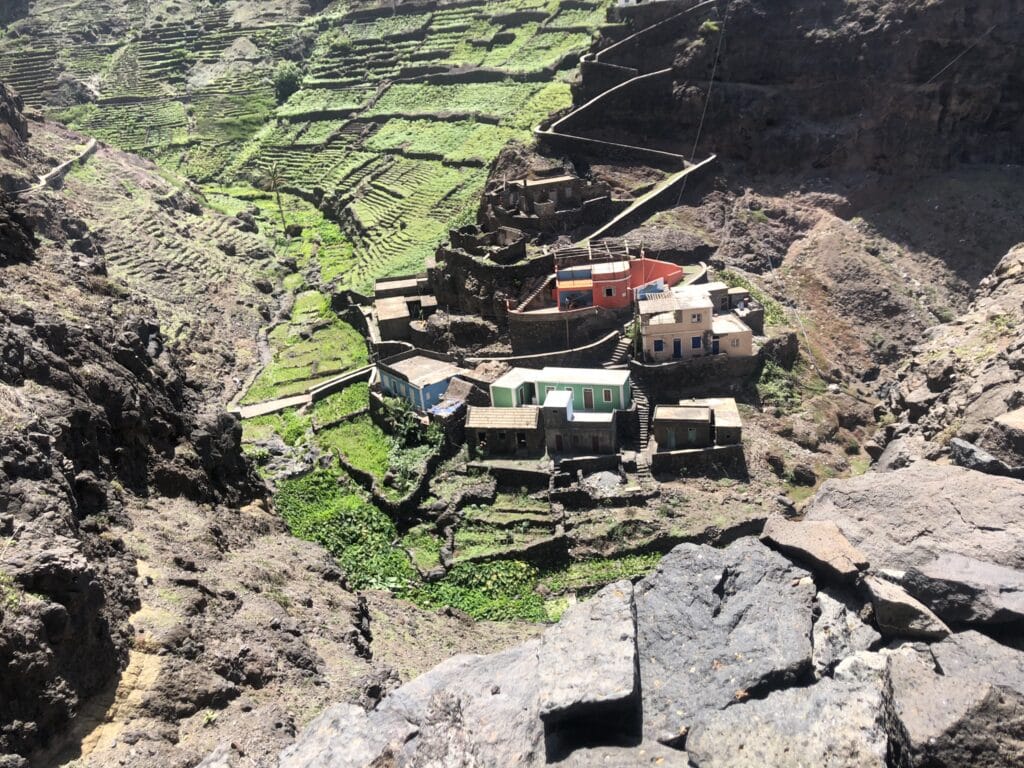 Uma grande atração da Ilha de Santo Antão em Cabo Verde são as trilhas nas montanha. E a trilha de Cruzinha da Garça a Fontainhas é imperdível