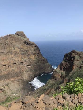 Uma grande atração da Ilha de Santo Antão em Cabo Verde são as trilhas nas montanha. E a trilha de Cruzinha da Garça a Fontainhas é imperdível