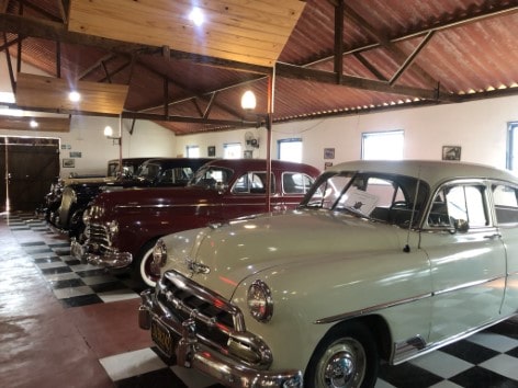 O Museu do Automóvel da Estrada Real em Bichinhos MG abriga mais de 90 veículos antigos, entre carros e motos, e encanta a todos que passam por lá.