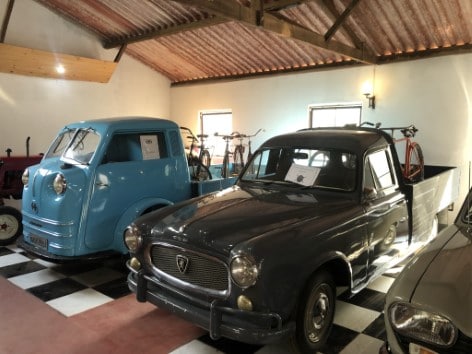 O Museu do Automóvel da Estrada Real em Bichinhos MG abriga mais de 90 veículos antigos, entre carros e motos, e encanta a todos que passam por lá.