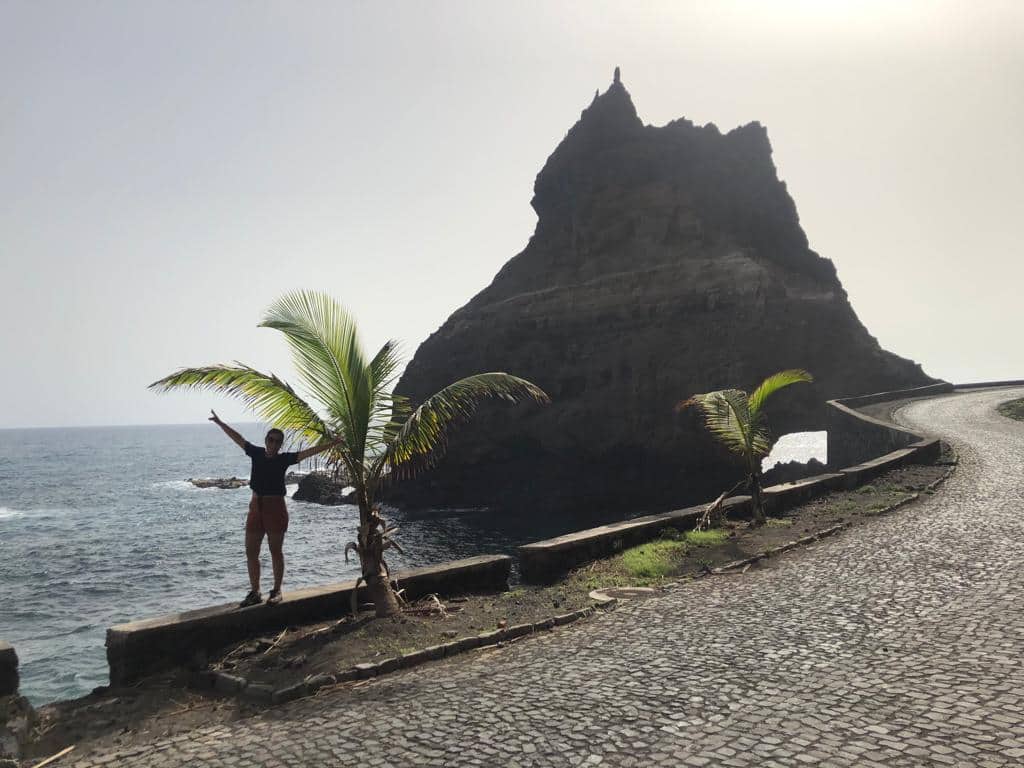 A Ilha de Santo Antão é interligada através de rodovia litorânea com paisagens belíssimas
