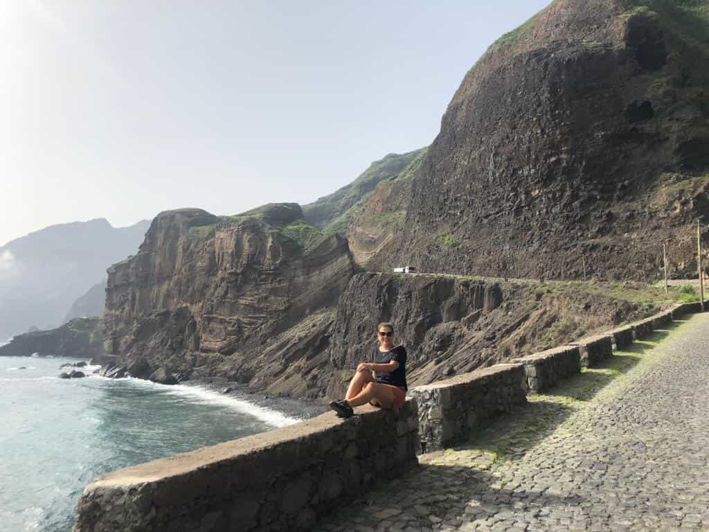 A Ilha de Santo Antão é interligada através de rodovia litorânea com paisagens belíssimas