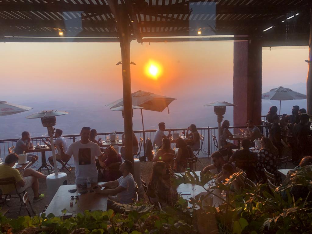 O Restaurante La Vinícola Topo do Mundo fica em Brumadinho, a 34 km de Belo Horizonte, e merece a visita por seu belíssimo por do sol.