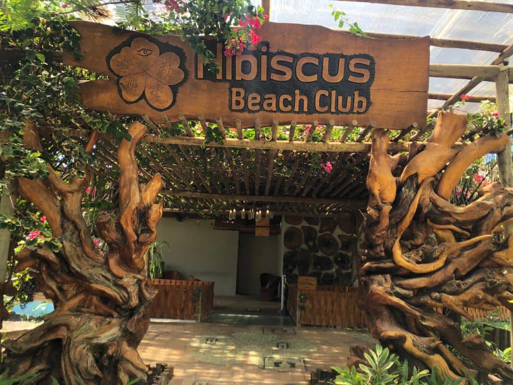 O Hibiscus Beach Club, fica na maravilhosa Praia de Ipioca, a 20 km da capital alagoana, e merece a sua visita.