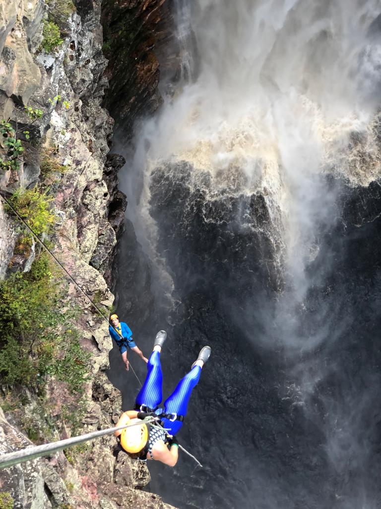 O rapel na Cachoeira do Buracão é muito especial, principalmente pela possibilidade de visualizar uma das cachoeiras mais bonitas da Chapada de um ângulo único