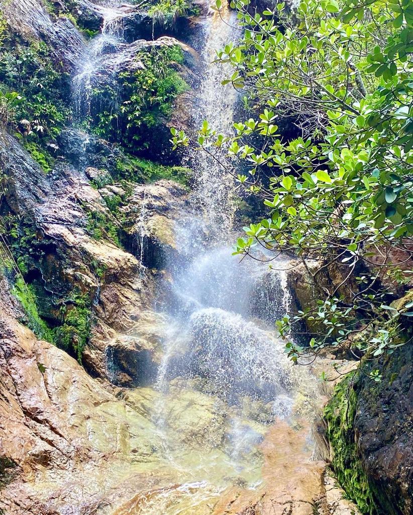 A Cachoeira da Flores fica acima da Cachoeira Véu de Noiva em Itaitú Ba