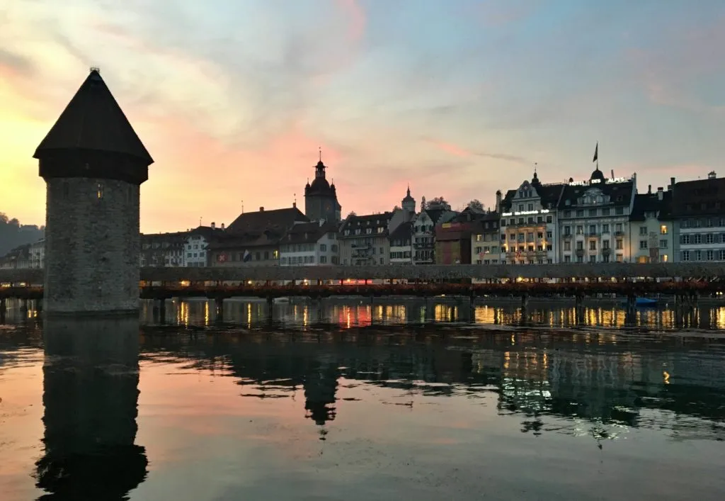 Kapellbrücke - Ponte da Capela e Torre Octogonal, uma das pontes de madeiras mais antigas do mundo