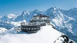 SCHILTHORN – Localizado a 2.970 metros do nível do mar. Essa estação é famosa por ter sido gravado lá, o filme “007 a Serviço Secreto de Sua Majestade”.