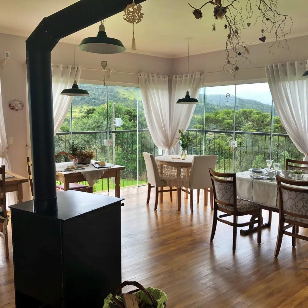 Salão do café da manhã da Pousada Cantos e Encantos
