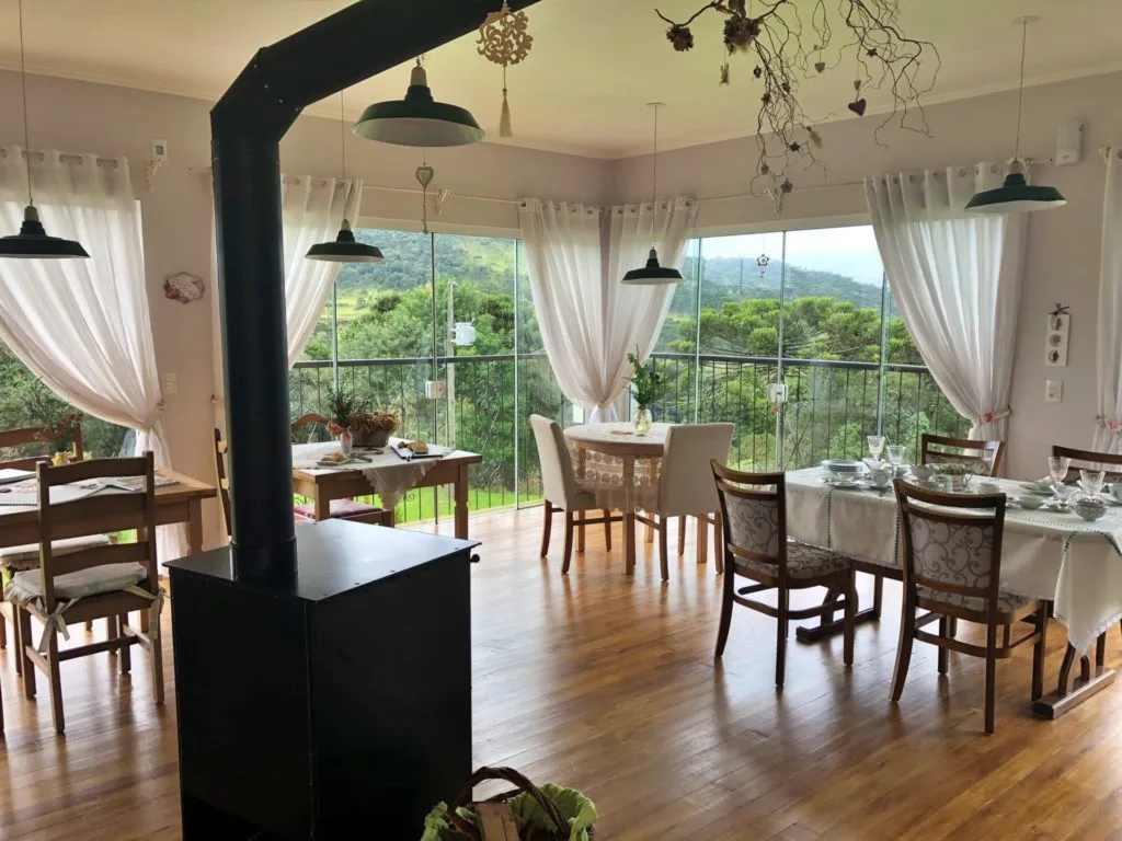 Salão do café da manhã da Pousada Cantos e Encantos