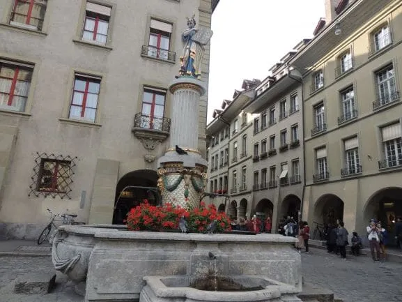 Fonte Mosesbrunnen - situada na praça em frente à Catedral de Berna, é a representação de Moisés segurando as tábuas em que estão escritos os dez mandamentos de Deus