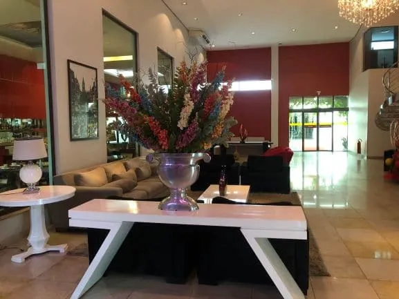 Lobby do Hotel Girassol Plaza - Espaço amplo e bem decorado