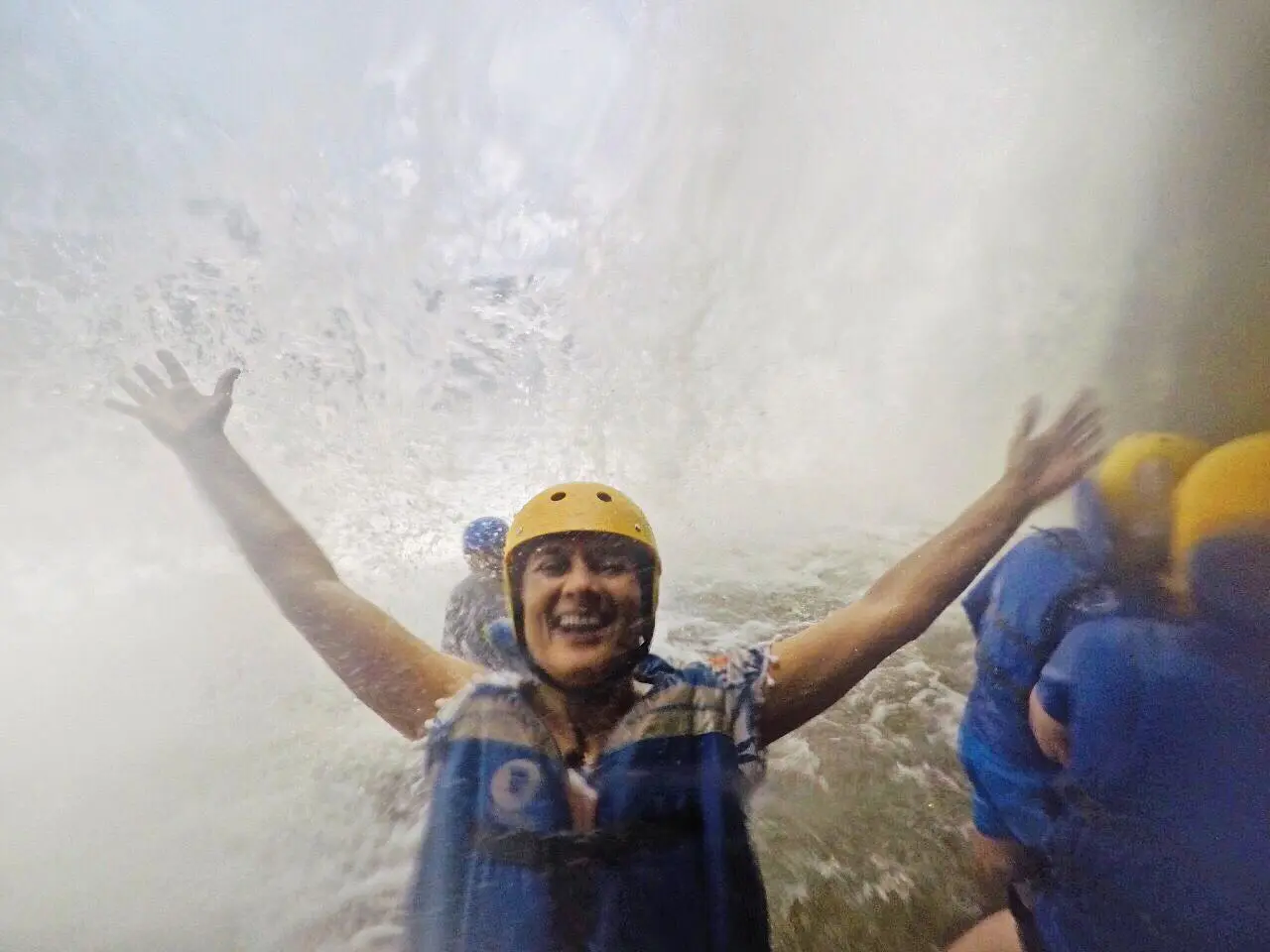 O rafting nos levou até embaixo da Cachoeira da Velha