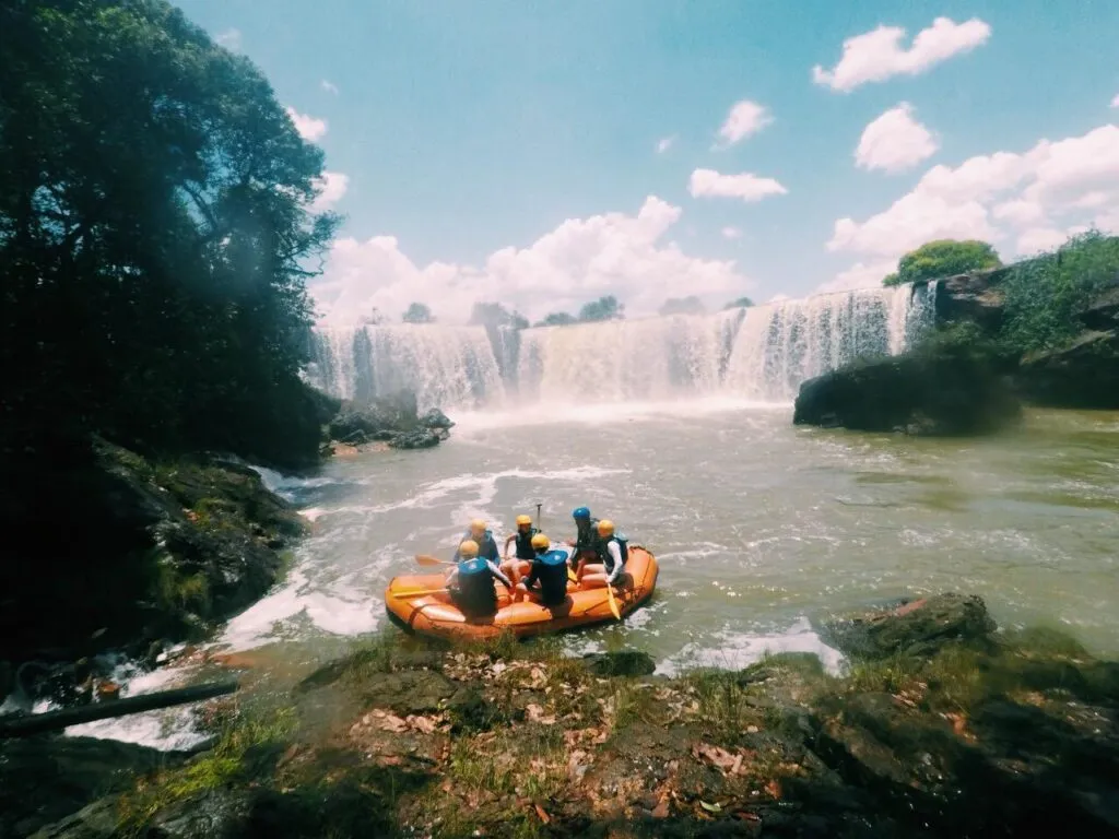 Muita emoção e adrenalina no rafting na Cachoeira da Velha