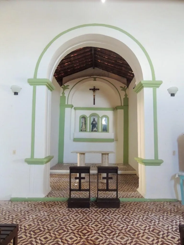 Interior da Capela de São Benedito em Praia dos Carneiros PE
