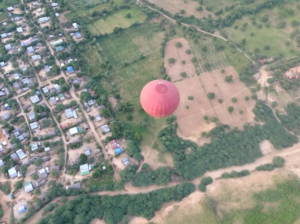 O passeio de balão em Bagan - Myanmar, sobrevoa mais de 3000 templos ao nascer do sol. Simplesmente imperdível