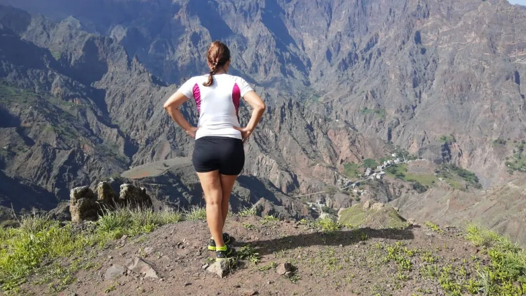 Uma grande atração da Ilha de Santo Antão em Cabo Verde são as trilhas nas montanha. E a trilha de Cruzinha da Garça a Fontainhas é imperdível