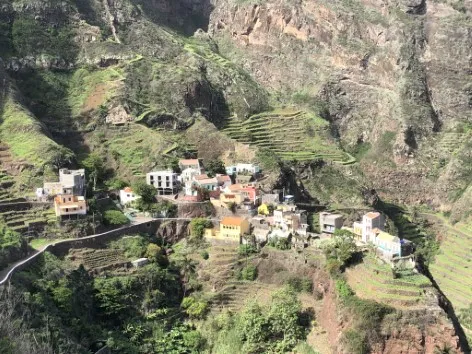 Uma grande atração da Ilha de Santo Antão em Cabo Verde são as trilhas nas montanha. E a trilha de Cruzinha da Garça a Fontainhas é imperdível