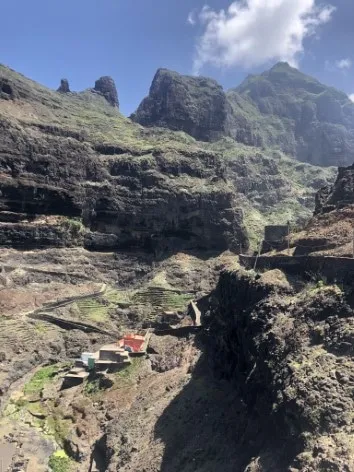 Uma grande atração da Ilha de Santo Antão em Cabo Verde são as trilhas nas montanha. E a trilha de Cruzinha da Garça a Fontainhas é imperdível