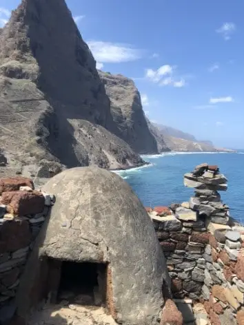 Uma grande atração da Ilha de Santo Antão em Cabo Verde são as trilhas nas montanha. E a trilha de Cruzinha da Garça a Fontainhas é imperdível