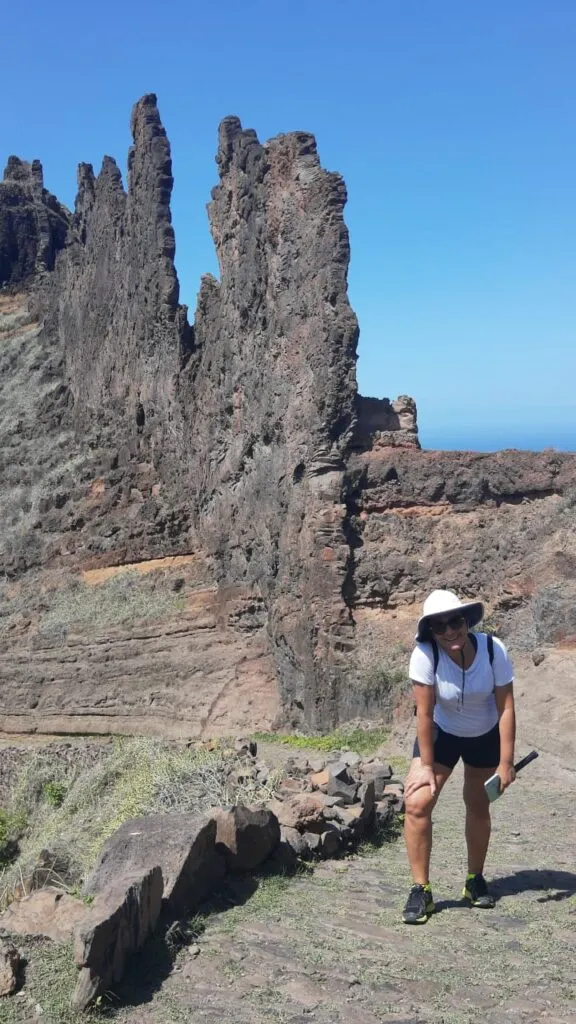 Uma grande atração da Ilha de Santo Antão em Cabo Verde são as trilhas nas montanha. E a trilha de Cruzinha da Garça a Fontainhas é imperdível
