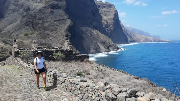 Uma grande atração da Ilha de Santo Antão em Cabo Verde são as trilhas nas montanha. E a trilha de Cruzinha da Garça a Fontainhas é imperdível
