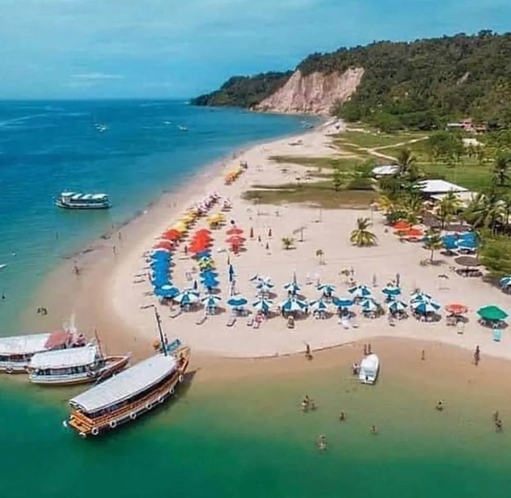 Morro de São Paulo, localizada na a Ilha de Tinharé na Bahia, é daqueles destinos que você vai uma vez, se apaixona e volta sempre que pode