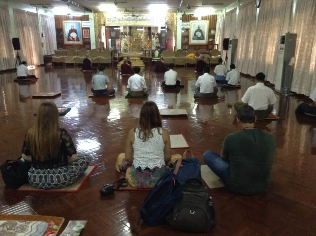 O que fazer em Yangon Myanmar? A maior cidade do país tem muita história, templos e religiosidade.